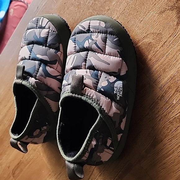 The North Face slippers size 13 little kids - Picture 2 of 5